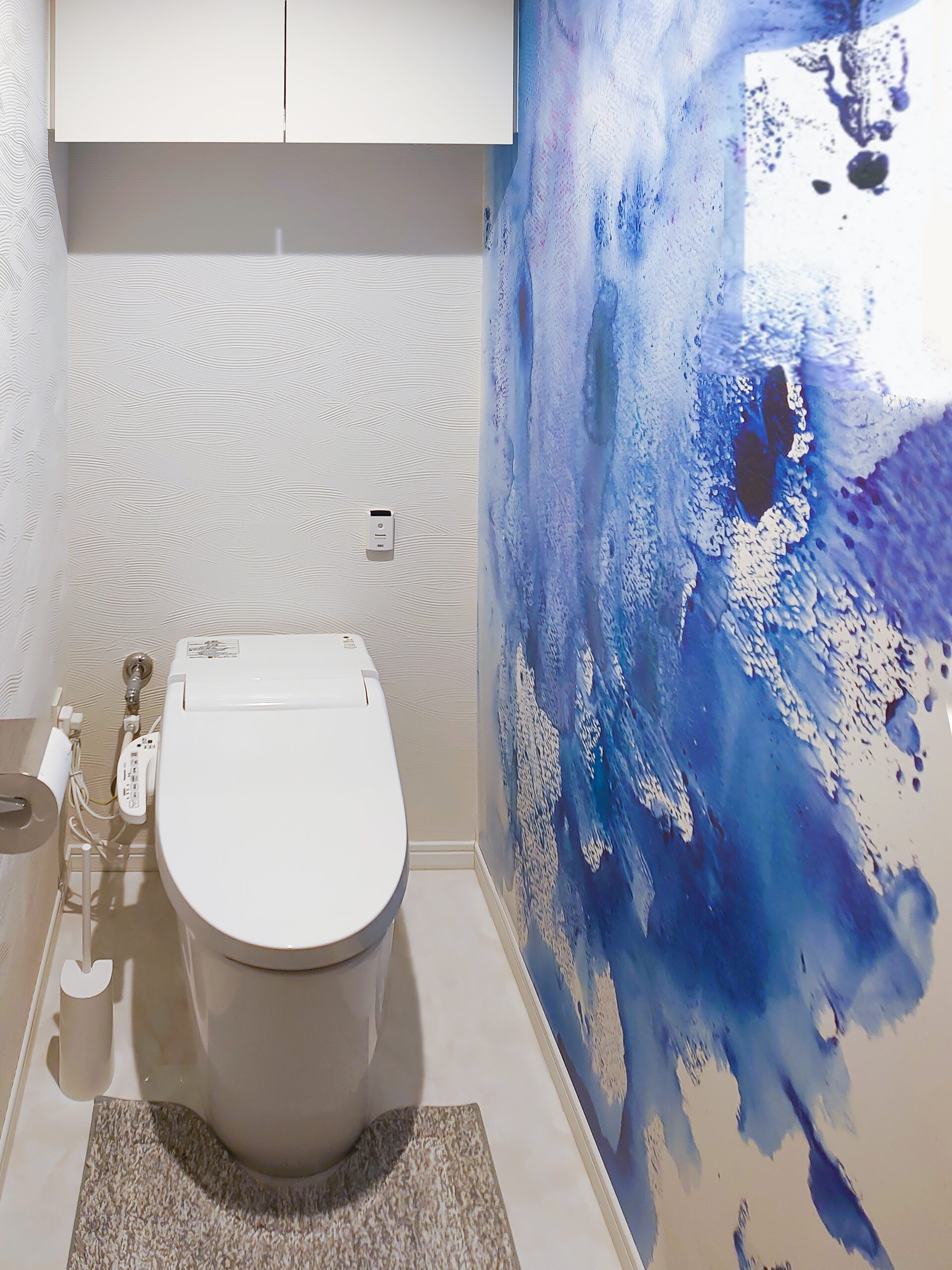 神奈川県横浜市の住宅トイレの壁面に日傘作家・ひがしちかの描く「WATER DANCE / CRCH001」の施工写真