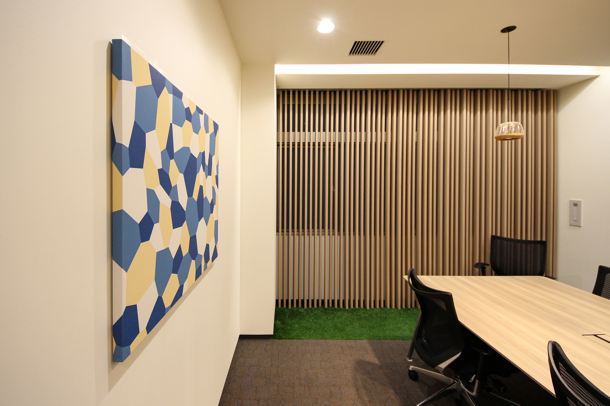 新宿オフィスの会議室壁面に、WALLPANELにて「ORE2 / P096A」を設置したイメージ