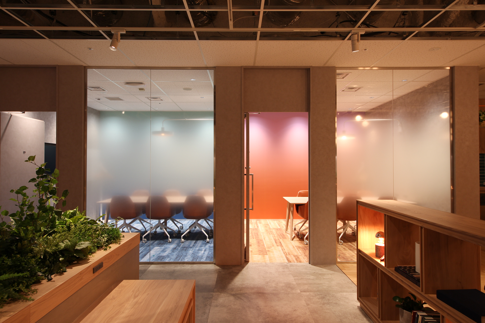文京区オフィスの会議室スペースに「GRADATION / P086（カスタマイズカラー）」の施工写真