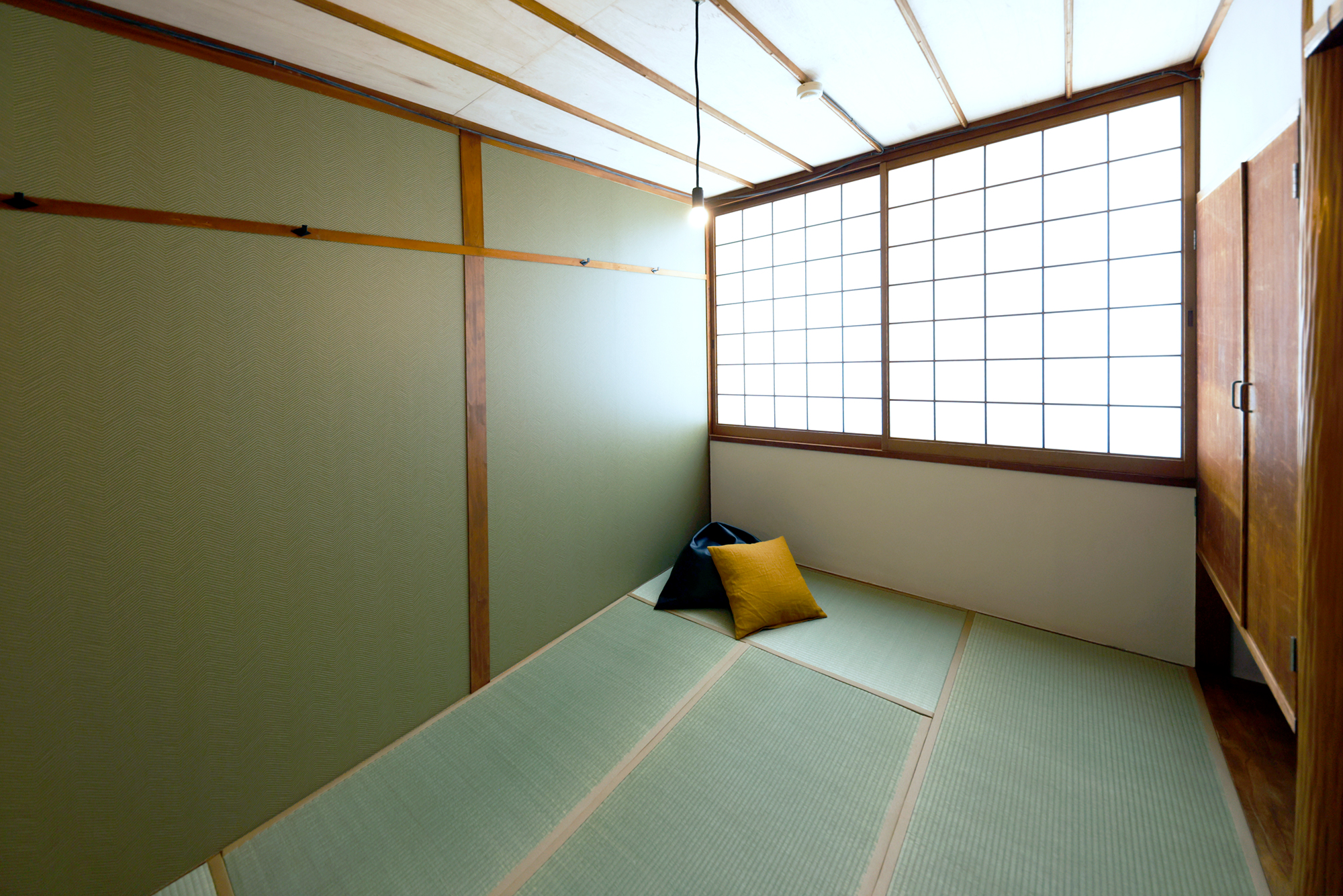 大阪市西区のホステル「FON-SU bed&breakfast」の客室に配した壁紙「ZIGZAG LIGHT」