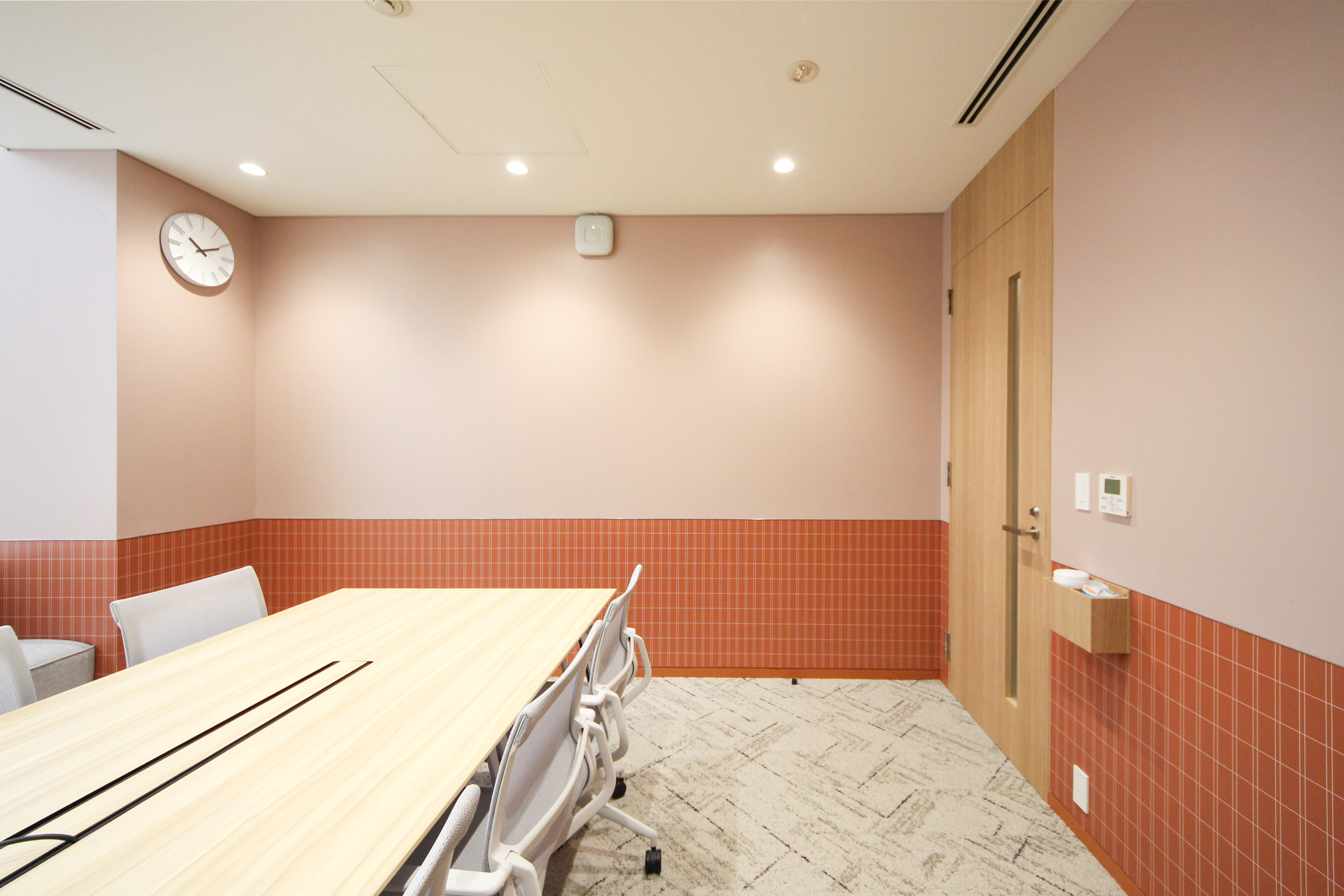 東京都港区のオフィスに和文様とピンクのCOLORSを採用した壁紙の施工事例