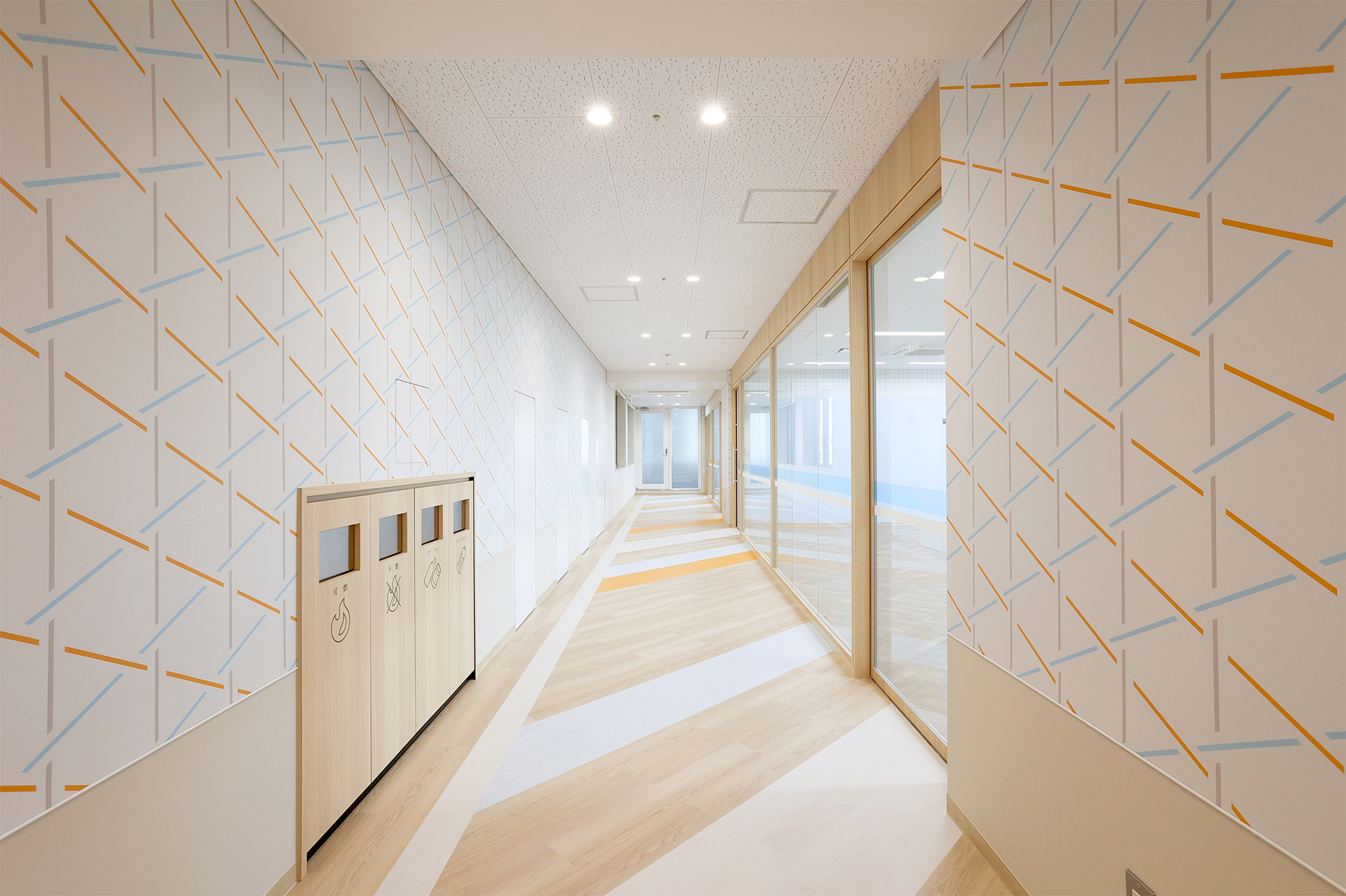 東京都立川市「東京立川歯科衛生学院専門学校」の廊下エリアに、カラフルな「KNIT / P037」が空間を彩ります