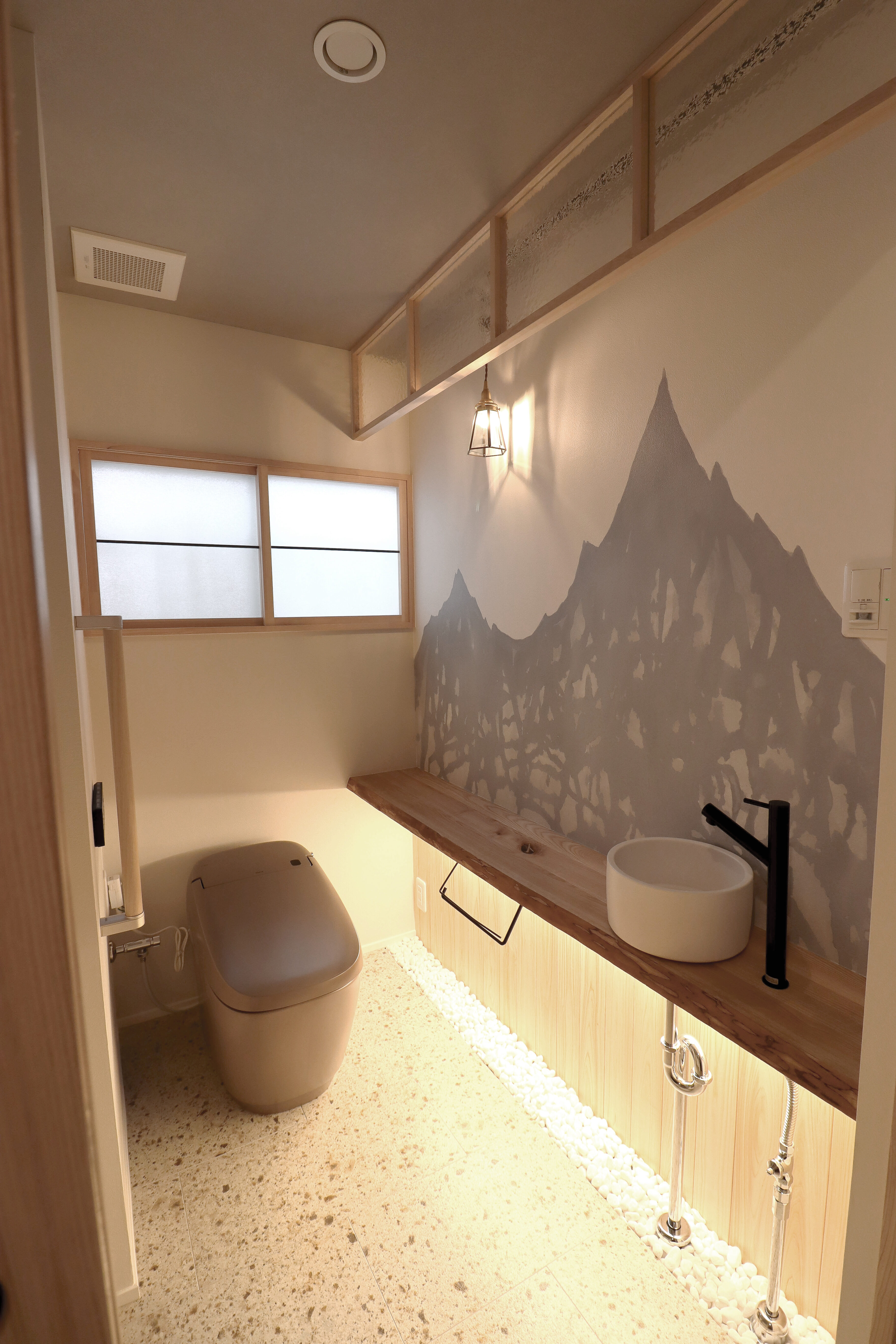 愛知県知立市の住宅、和モダンな装いのトイレの壁面に採用された美術作家 佐々木愛の「山 / LKAS002」。