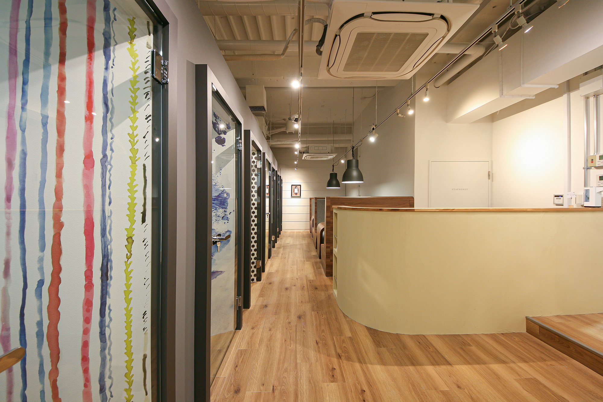 東京都千代田区のコワーキングスペースの個室ブースそれぞれに、バリエーション豊かな７柄が採用