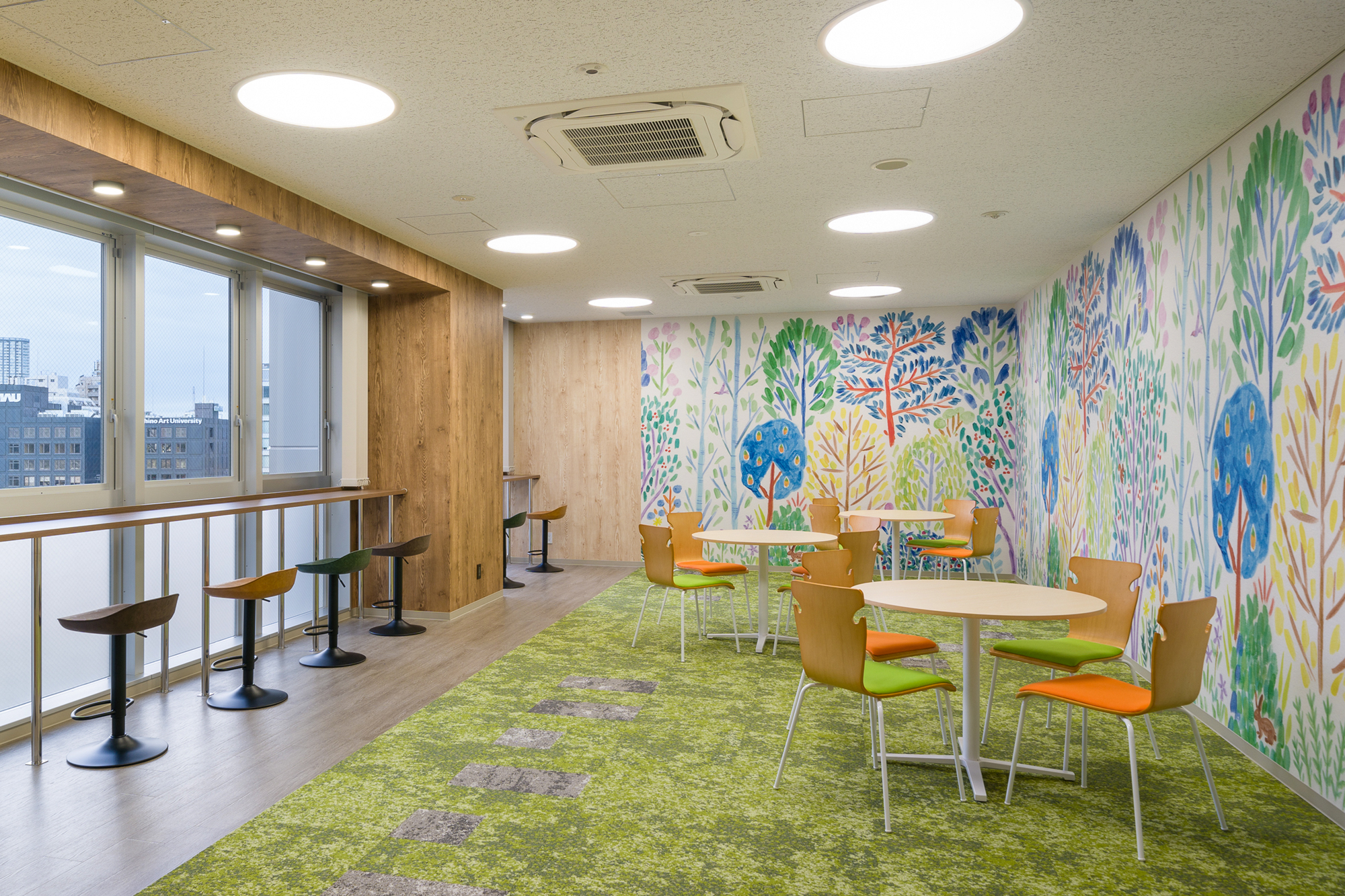 東京都千代田区のオフィスのラウンジスペースに色どり豊かな森が広がる、佐々木愛の「Forest / CRAS031」を展開