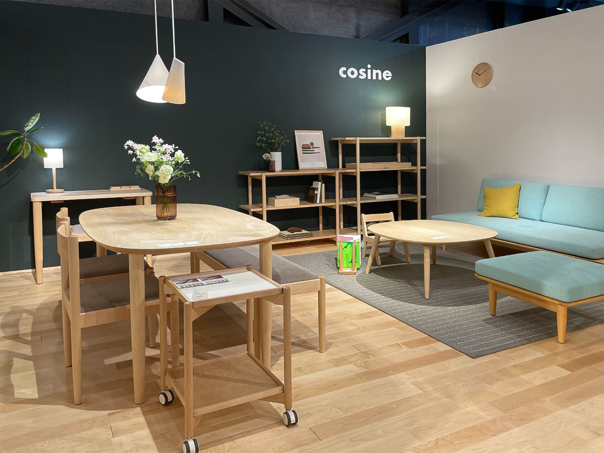 北海道旭川市の家具メーカー「cosine」の旭川デザインセンター内のブースにて。PANTONEの深い緑色をセレクトして作成した「COLORS」が空間のアクセントに。