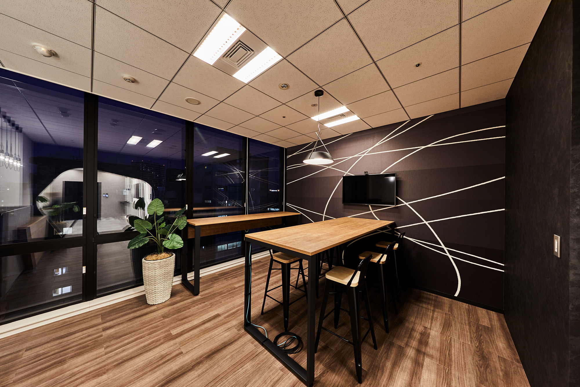 東京都千代田区のオフィス会議室にて、lookシリーズの「Loubre / LKLG020」を、ダークカラーを基調としたシックで洗練された空間へと展開