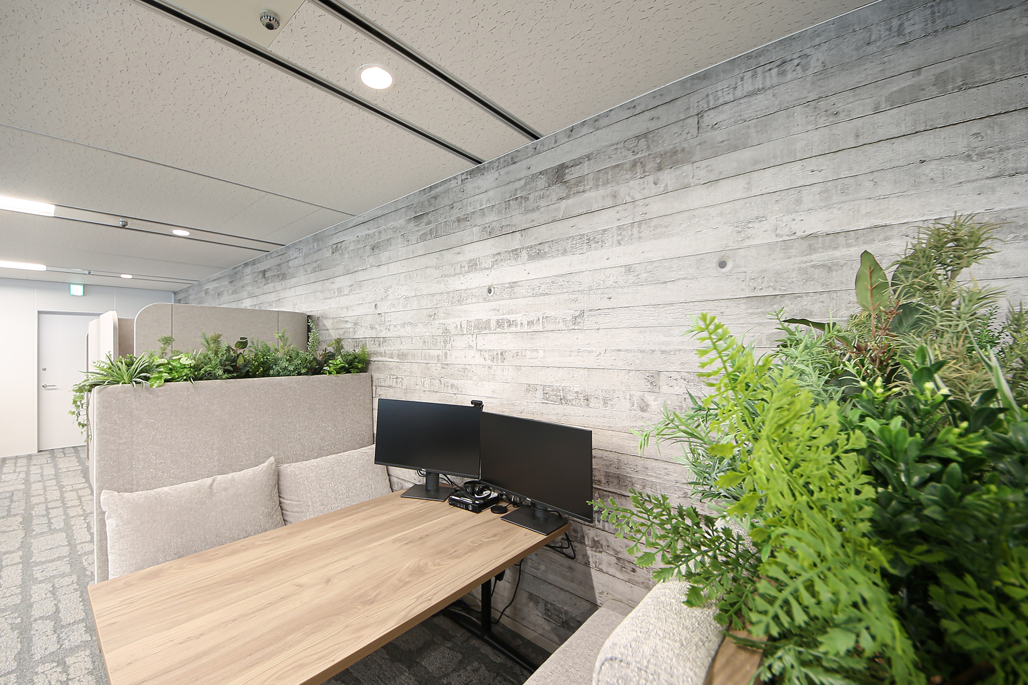 東京都新宿区のオフィスに採用された、lookシリーズのリアルな素材感が印象的な「Old House / LKST037」。