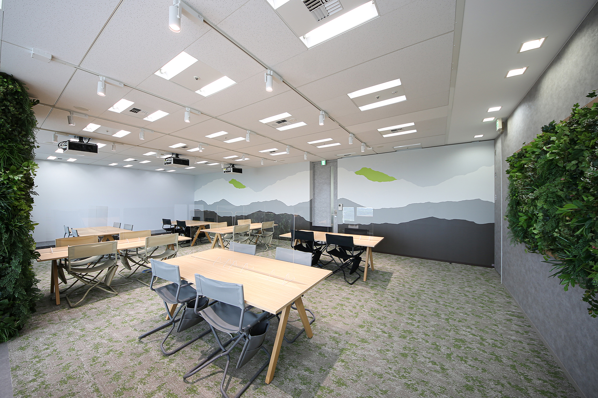 東京都千代田区のオフィス内、新緑の山をイメージしたという広々としたコミュニケーションスペースには、眺望を望むように「SIGHT / P021I」を展開