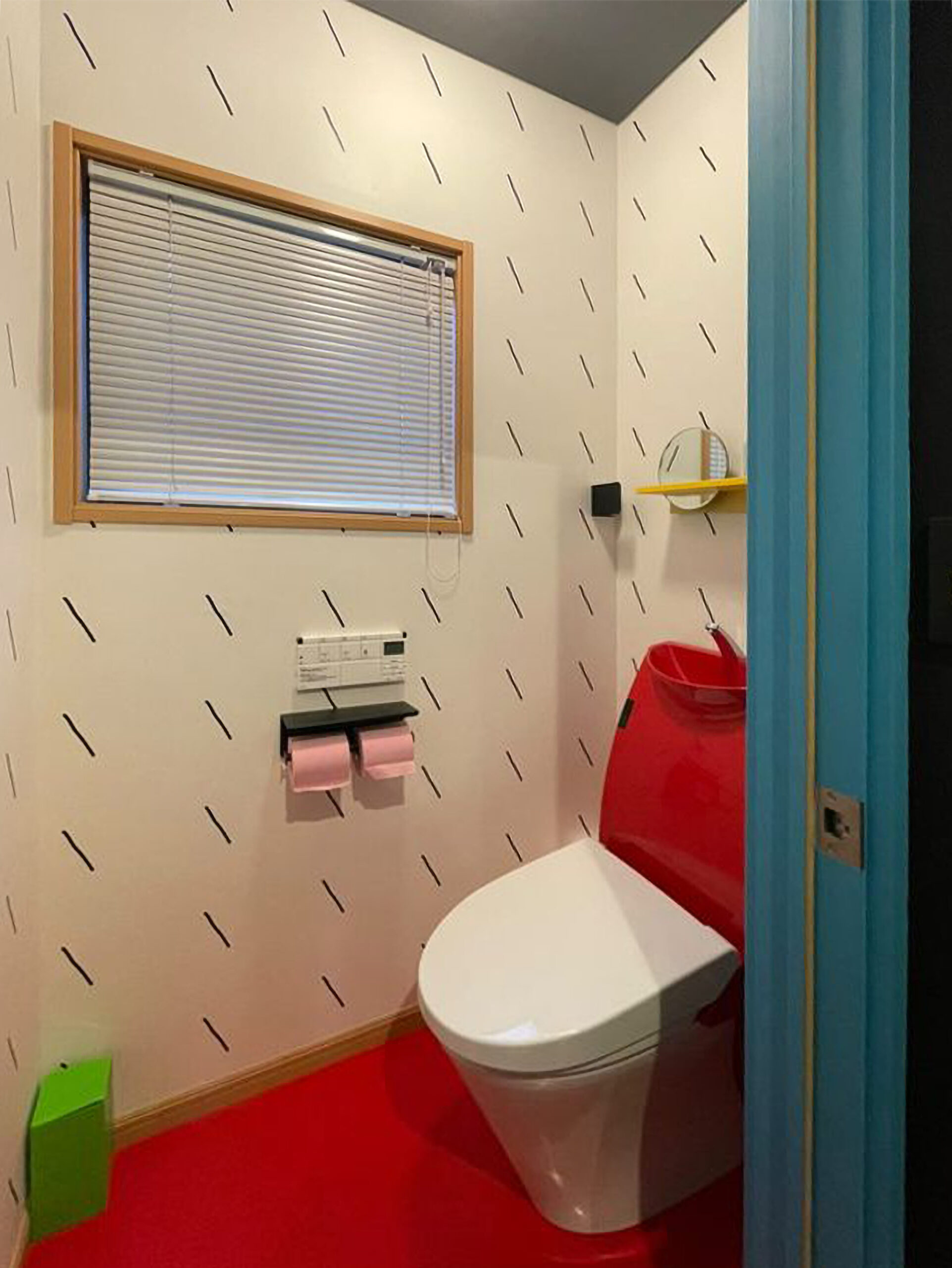 福岡県の住宅・トイレ壁面に、アーティスト平山昌尚によるシンプルなドローイング「5682 / CRMH008」を展開。