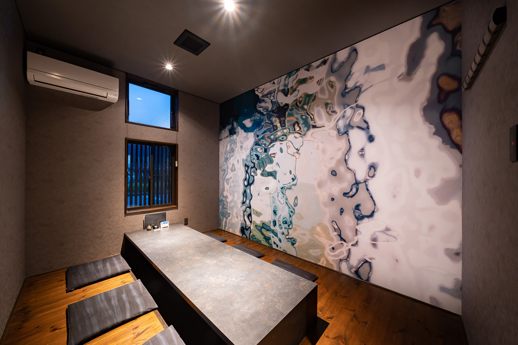 新潟県上越市の飲食店舗の個室壁面へ写真家 奥山由之による波面を思わせるグラフィカルなデザイン「LIQUID」を施工