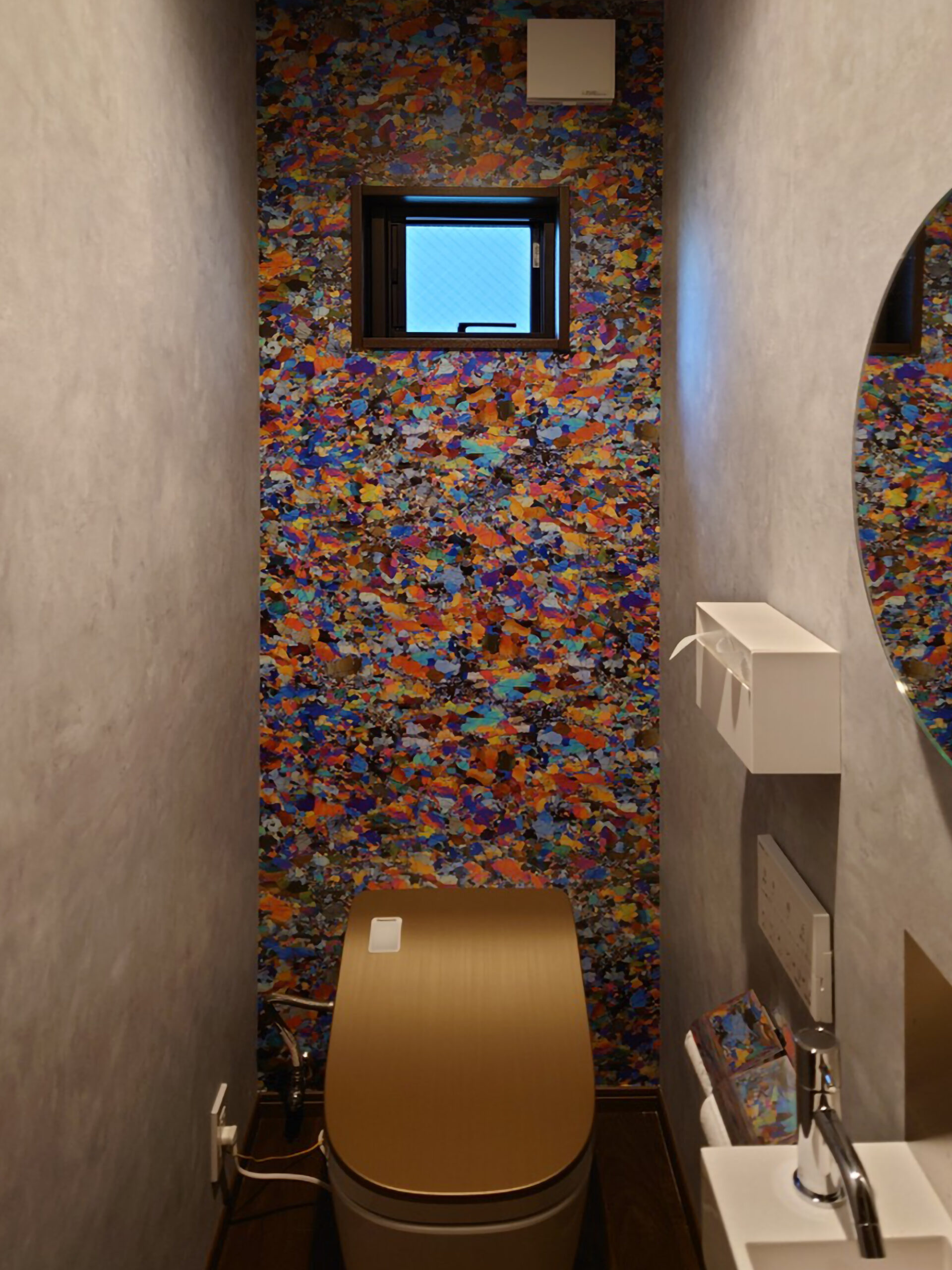 富山県高岡市にある飲食店舗のお手洗いに施工した、岩石薄片の顕微鏡写真をもとに制作された色鮮やかで緻密なデザイン「ダンかんらん岩 / CBGM006」の壁紙