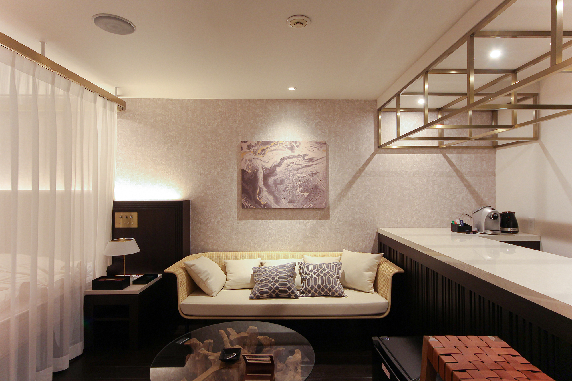 神奈川県相模原市のホテルに展開したマーブル調のアートパネルの施工事例