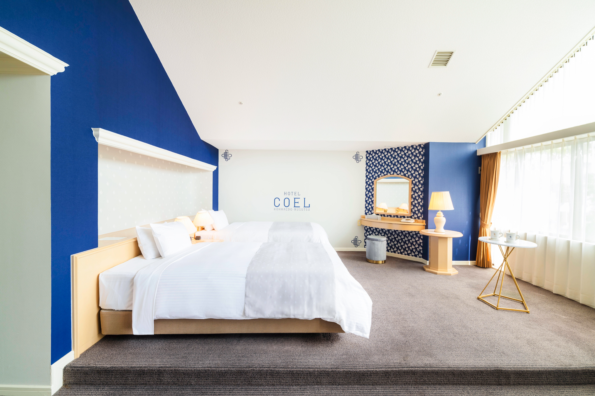 北海道留寿都村のホテルにて、ファッションブランド「COEL（コエル）」とのコラボレーションルームにブランドカラーの単色と、オリジナルデザインを壁紙として施工