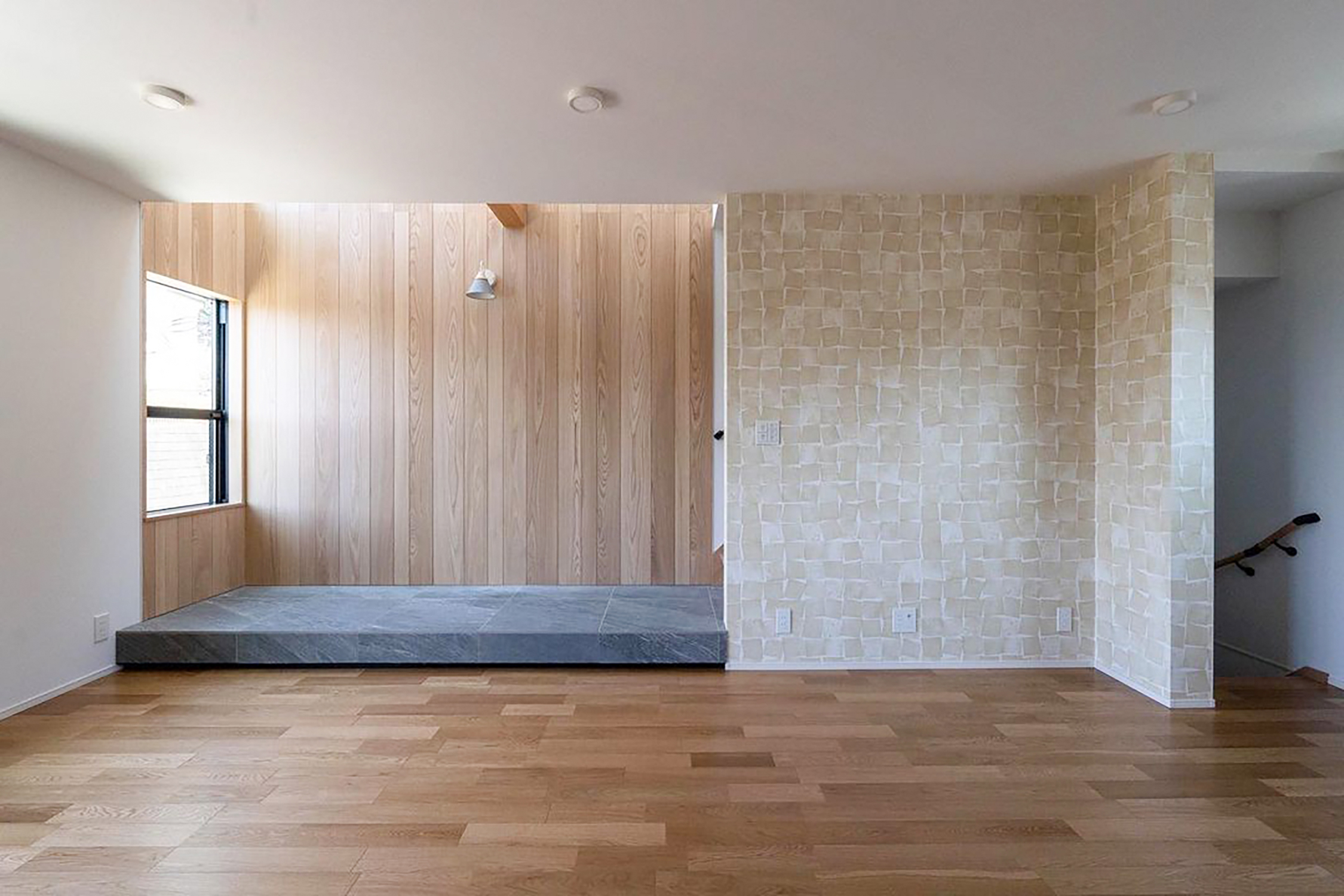 神奈川県横浜市の住宅にて建築家・大西麻貴がデザインした、揺らぎのある四角形の連なりが特徴的なデザインを施工