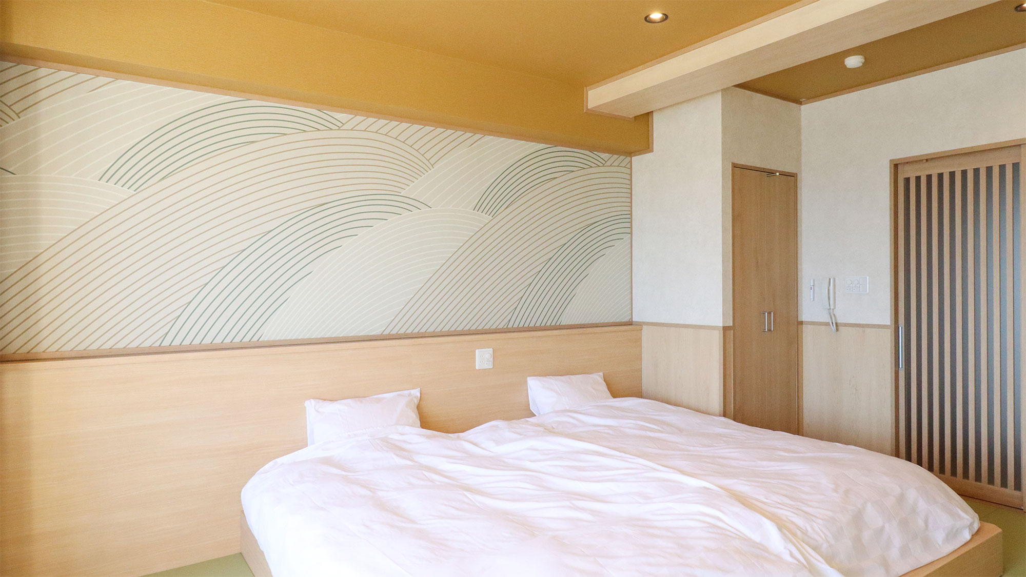 愛知県南知多町の旅館の和モダンな客室に、波をグラフィカルに表現した「SWELL / P103」を展開